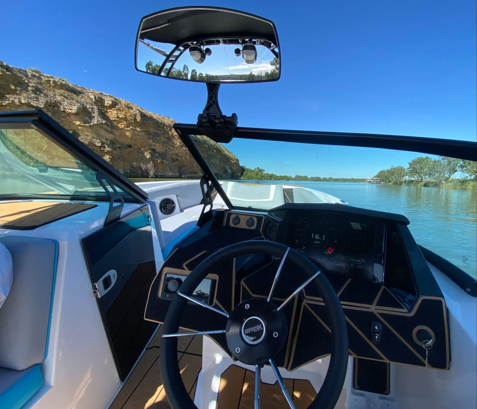 MX22 touchscreen dash and wheel